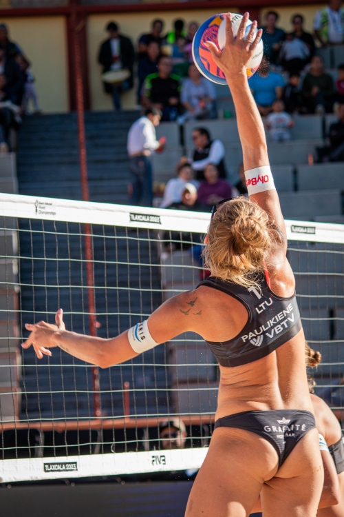 FOTO: Volleyball World. Ishii/Mizoe (JPN) vs Paulikiene/Raupelyte (LTU)
