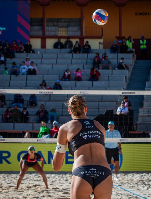 FOTO: Volleyball World. Ishii/Mizoe (JPN) vs Paulikiene/Raupelyte (LTU)