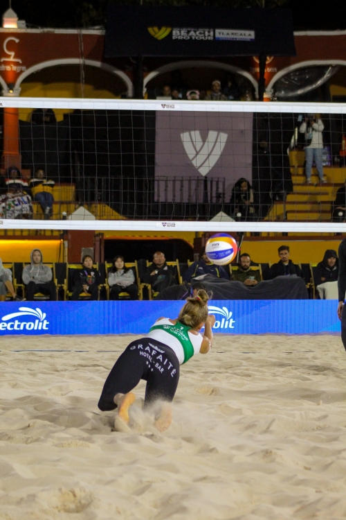 FOTO: REMONTADAS. Paulikiene/Raupelyte LTU vs Hughes/Batenhorst USA