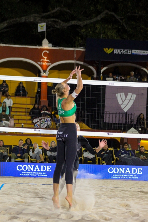 FOTO: REMONTADAS. Paulikiene/Raupelyte LTU vs Hughes/Batenhorst USA
