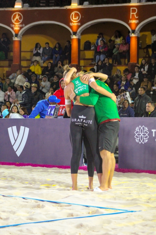 FOTO: REMONTADAS. Paulikiene/Raupelyte LTU vs Hughes/Batenhorst USA