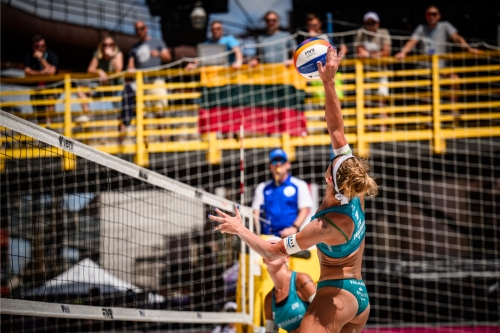 FOTO: Volleyball World. Gottardi/Menegatti (ITA) vs Raupelyte/Paulikiene (LTU)