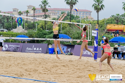 FOTO: Volleyball World. Raupelyte/Paulikiene (LTU) vs Akiko/Ishii (JPN)