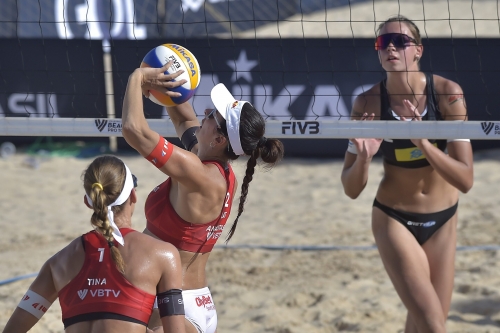 FOTO: Volleyball World. Paulikiene/Raupelyte (LTU) vs Tina/Anastasija (LAT)