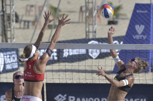 FOTO: Volleyball World. Paulikiene/Raupelyte (LTU) vs Tina/Anastasija (LAT)