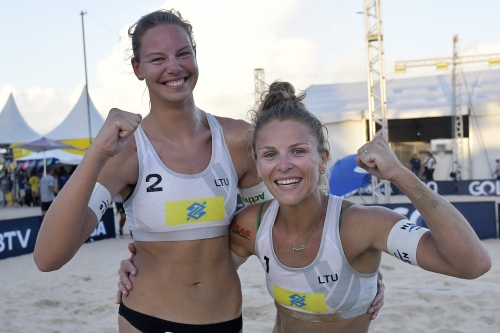 FOTO: Volleyball World. Paulikiene/Raupelyte (LTU) vs Esmee/Zoe (SUI)