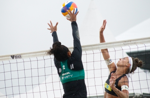 FOTO: Volleyball World. Andressa/Thainara (BRA) vs Paulikiene/Raupelyte (LTU)