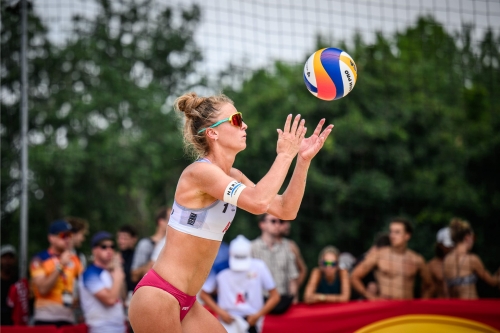FOTO: Volleyball World. Anouk/Mader (SUI) vs Paulikiene/Raupelyte (LTU)