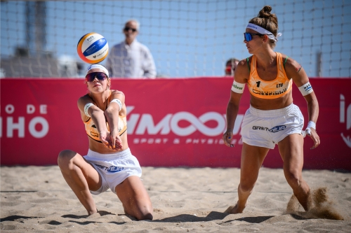 FOTO: Volleyball World. Huberli/Brunner (SUI) vs Raupelyte/Paulikiene (LTU)