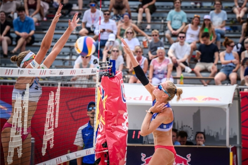 FOTO: Volleyball World. Davidova/Khmil (UKR) vs Paulikiene/Raupelyte (LTU)
