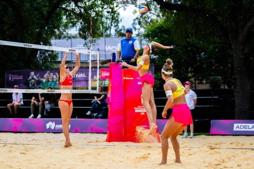 FOTO: VOLLEYBALL WORLD. Dani/Tania (ESP) vs. Paulikiene/Raupelyte (LTU)