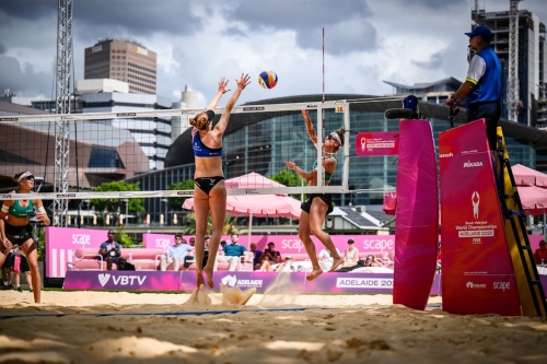 FOTO: VOLLEYBALL WORLD. Shaw/Cheng (USA) vs. Paulikiene/Raupelyte (LTU)