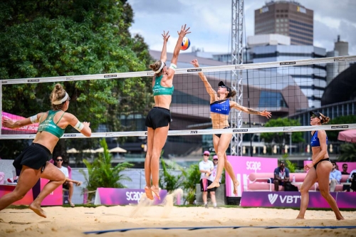 FOTO: VOLLEYBALL WORLD. Shaw/Cheng (USA) vs. Paulikiene/Raupelyte (LTU)