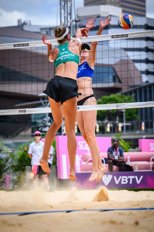 FOTO: VOLLEYBALL WORLD. Shaw/Cheng (USA) vs. Paulikiene/Raupelyte (LTU)