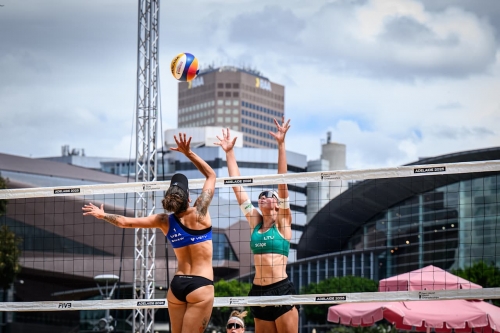 FOTO: VOLLEYBALL WORLD. Shaw/Cheng (USA) vs. Paulikiene/Raupelyte (LTU)