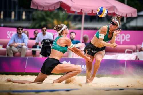 FOTO: VOLLEYBALL WORLD. Shaw/Cheng (USA) vs. Paulikiene/Raupelyte (LTU)