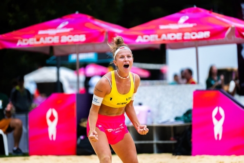 FOTO: VOLLEYBALL WORLD. Dani/Tania (ESP) vs. Paulikiene/Raupelyte (LTU)