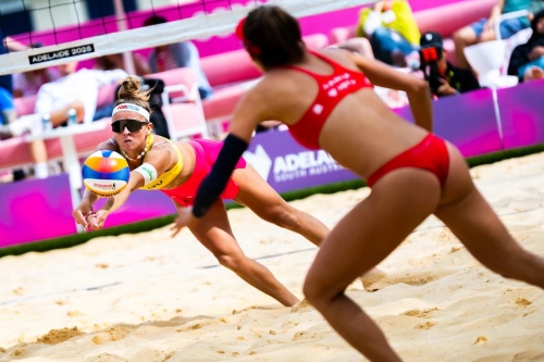 FOTO: VOLLEYBALL WORLD. Dani/Tania (ESP) vs. Paulikiene/Raupelyte (LTU)