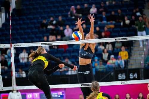 FOTO: VOLLEYBALL WORLD. Paulikiene/Raupelyte (LTU) vs. Fleming/Fejes (AUS)