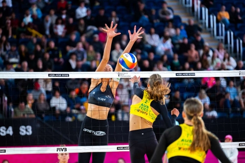 FOTO: VOLLEYBALL WORLD. Paulikiene/Raupelyte (LTU) vs. Fleming/Fejes (AUS)