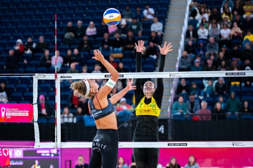 FOTO: VOLLEYBALL WORLD. Paulikiene/Raupelyte (LTU) vs. Fleming/Fejes (AUS)