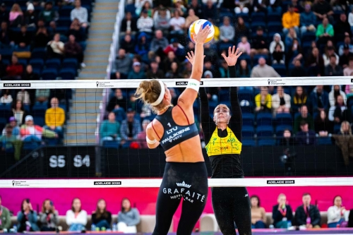 FOTO: VOLLEYBALL WORLD. Paulikiene/Raupelyte (LTU) vs. Fleming/Fejes (AUS)