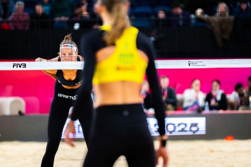 FOTO: VOLLEYBALL WORLD. Paulikiene/Raupelyte (LTU) vs. Fleming/Fejes (AUS)