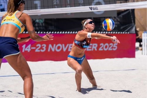 FOTO: VOLLEYBALL WORLD. Thamela/Victoria (BRA) vs. Paulikiene/Raupelyte (LTU)