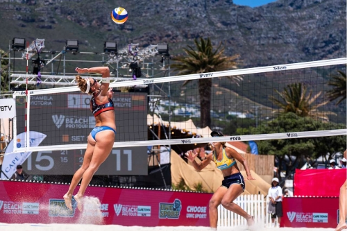 FOTO: VOLLEYBALL WORLD. Thamela/Victoria (BRA) vs. Paulikiene/Raupelyte (LTU)