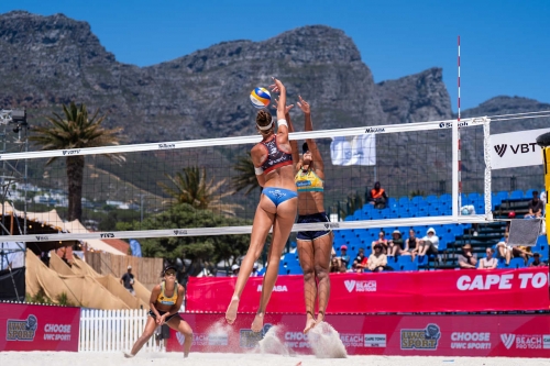 FOTO: VOLLEYBALL WORLD. Thamela/Victoria (BRA) vs. Paulikiene/Raupelyte (LTU)
