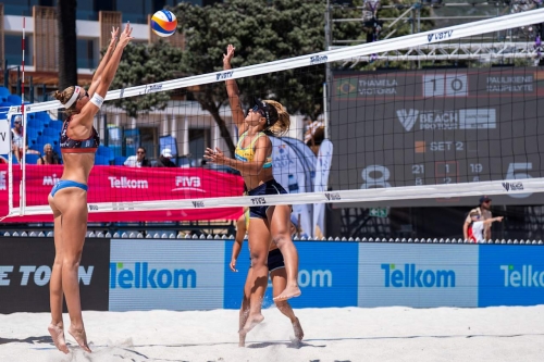 FOTO: VOLLEYBALL WORLD. Thamela/Victoria (BRA) vs. Paulikiene/Raupelyte (LTU)