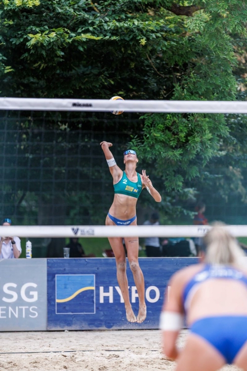 FOTO VOLLEYBALL WORLD. Ahtiainen/Lahti FIN vs Paulikiene/Raupelyte LTU