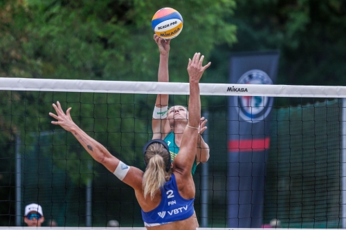 FOTO VOLLEYBALL WORLD. Ahtiainen/Lahti FIN vs Paulikiene/Raupelyte LTU