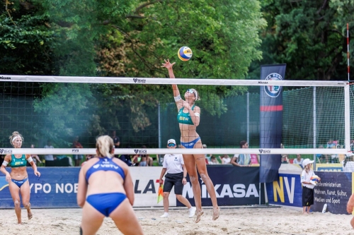 FOTO VOLLEYBALL WORLD. Ahtiainen/Lahti FIN vs Paulikiene/Raupelyte LTU