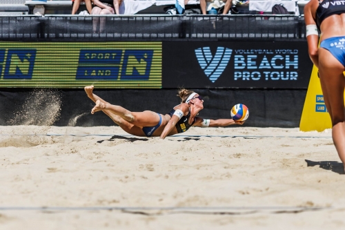 FOTO VOLLEYBALL WORLD. Placette/Richard FRA vs Paulikiene/Raupelyte LTU