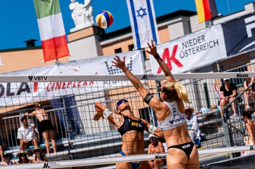 FOTO VOLLEYBALL WORLD. Placette/Richard FRA vs Paulikiene/Raupelyte LTU