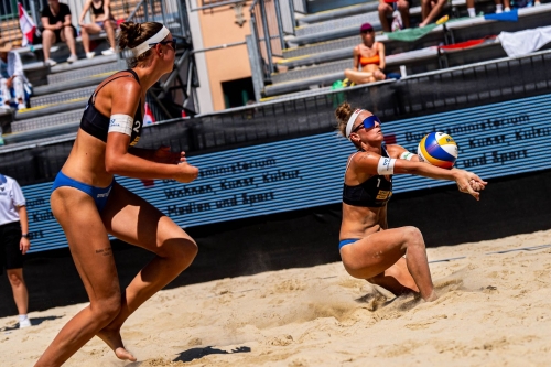 FOTO VOLLEYBALL WORLD. Placette/Richard FRA vs Paulikiene/Raupelyte LTU