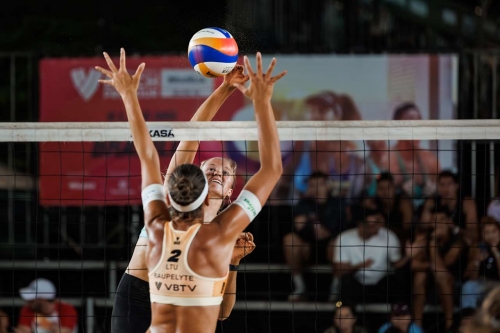 FOTO: Volleyball World. Cannon/Kraft (USA) vs. Paulikiene/Raupelyte (LTU)