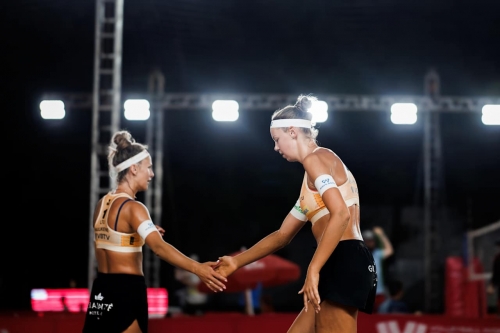 FOTO: Volleyball World. Cannon/Kraft (USA) vs. Paulikiene/Raupelyte (LTU)