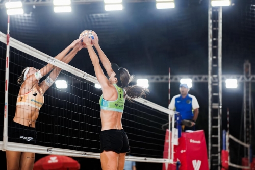 FOTO: Volleyball World. Cannon/Kraft (USA) vs. Paulikiene/Raupelyte (LTU)