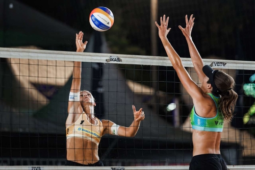FOTO: Volleyball World. Cannon/Kraft (USA) vs. Paulikiene/Raupelyte (LTU)