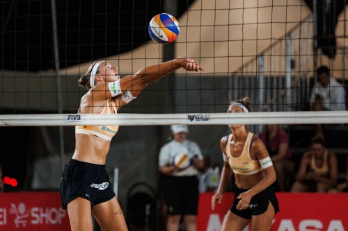 FOTO: Volleyball World. Cannon/Kraft (USA) vs. Paulikiene/Raupelyte (LTU)