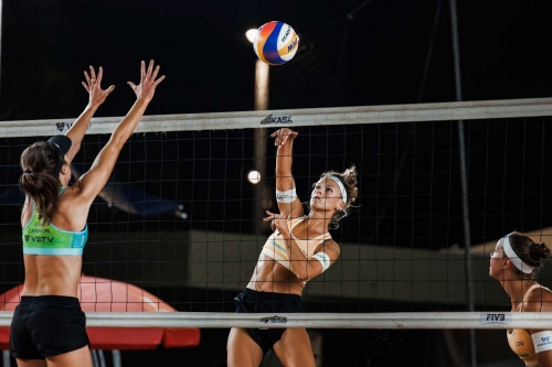 FOTO: Volleyball World. Cannon/Kraft (USA) vs. Paulikiene/Raupelyte (LTU)