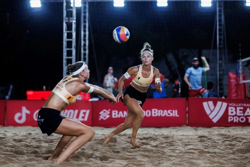 FOTO: Volleyball World. Cannon/Kraft (USA) vs. Paulikiene/Raupelyte (LTU)