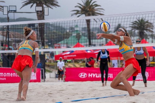 FOTO: VOLLEYBALL WORLD. Scampoli/Bianchi (ITA) vs. Paulikiene/Raupelyte (LTU)