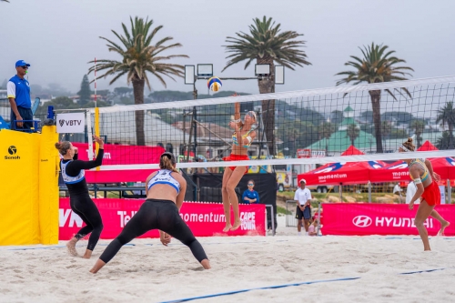 FOTO: VOLLEYBALL WORLD. Scampoli/Bianchi (ITA) vs. Paulikiene/Raupelyte (LTU)