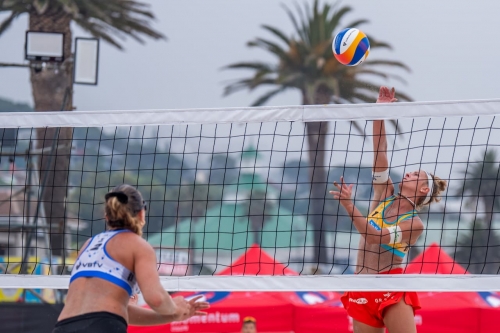 FOTO: VOLLEYBALL WORLD. Scampoli/Bianchi (ITA) vs. Paulikiene/Raupelyte (LTU)