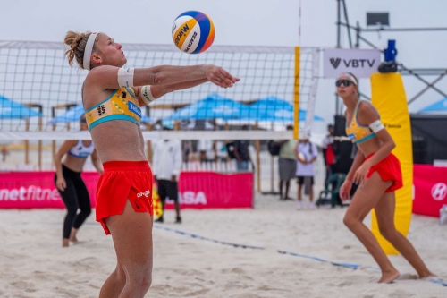 FOTO: VOLLEYBALL WORLD. Scampoli/Bianchi (ITA) vs. Paulikiene/Raupelyte (LTU)