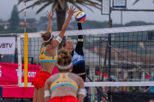 FOTO: VOLLEYBALL WORLD. Scampoli/Bianchi (ITA) vs. Paulikiene/Raupelyte (LTU)