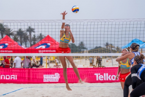 FOTO: VOLLEYBALL WORLD. Scampoli/Bianchi (ITA) vs. Paulikiene/Raupelyte (LTU)